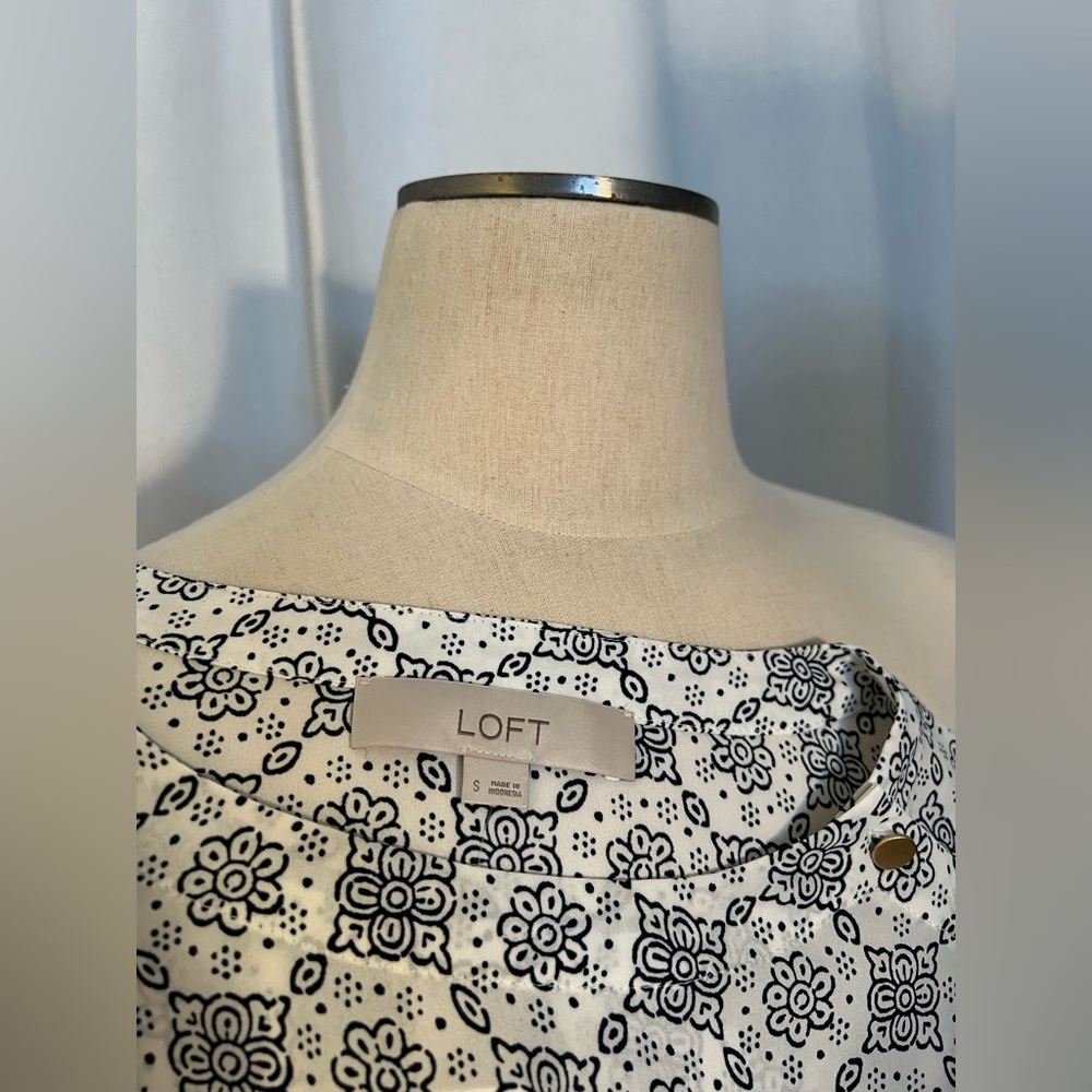 Loft Blue And White Patterned Button Shoulder Blo… - image 4